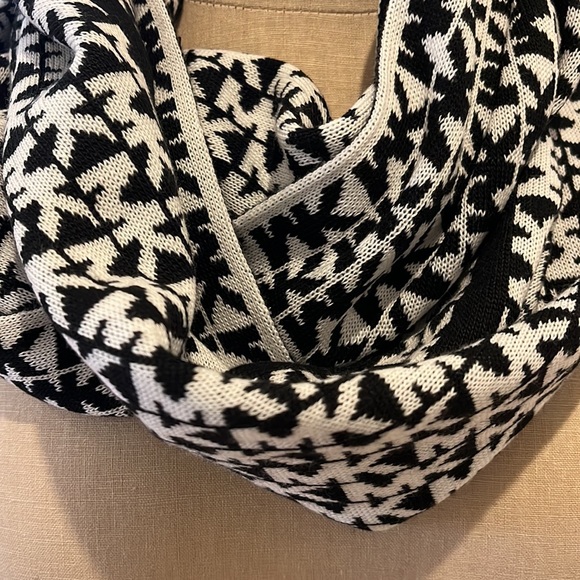 Super soft Michael Kira infinity scarf - Picture 3 of 3
